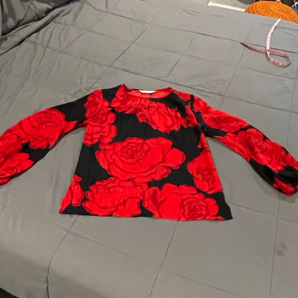 Trina Turk silk red rose 🌹 print top - ❤️